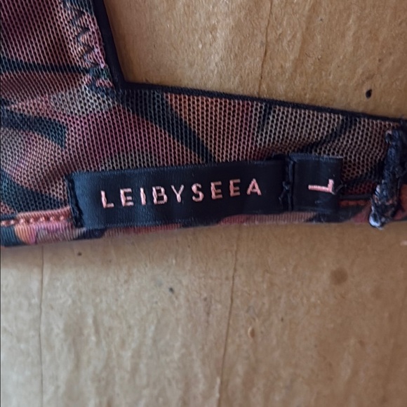 Seea swim top Black Ruffled Women's bikini Top reversible great condition - Picture 5 of 5